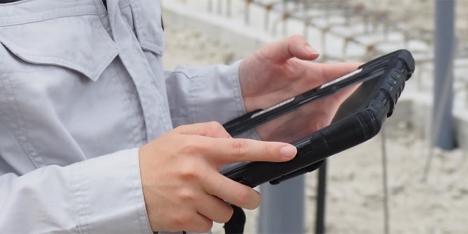 タブレットで確認する作業員の手元